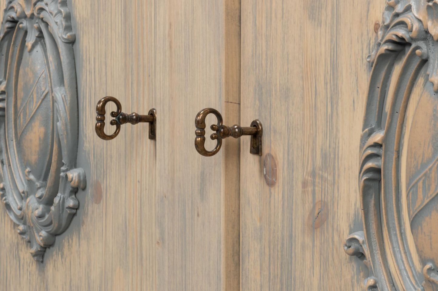 Crested Wall Cabinet,Carmine Legno Tran