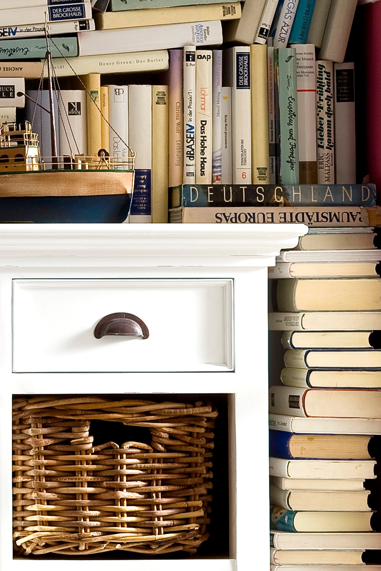 Buffet with 6 Baskets